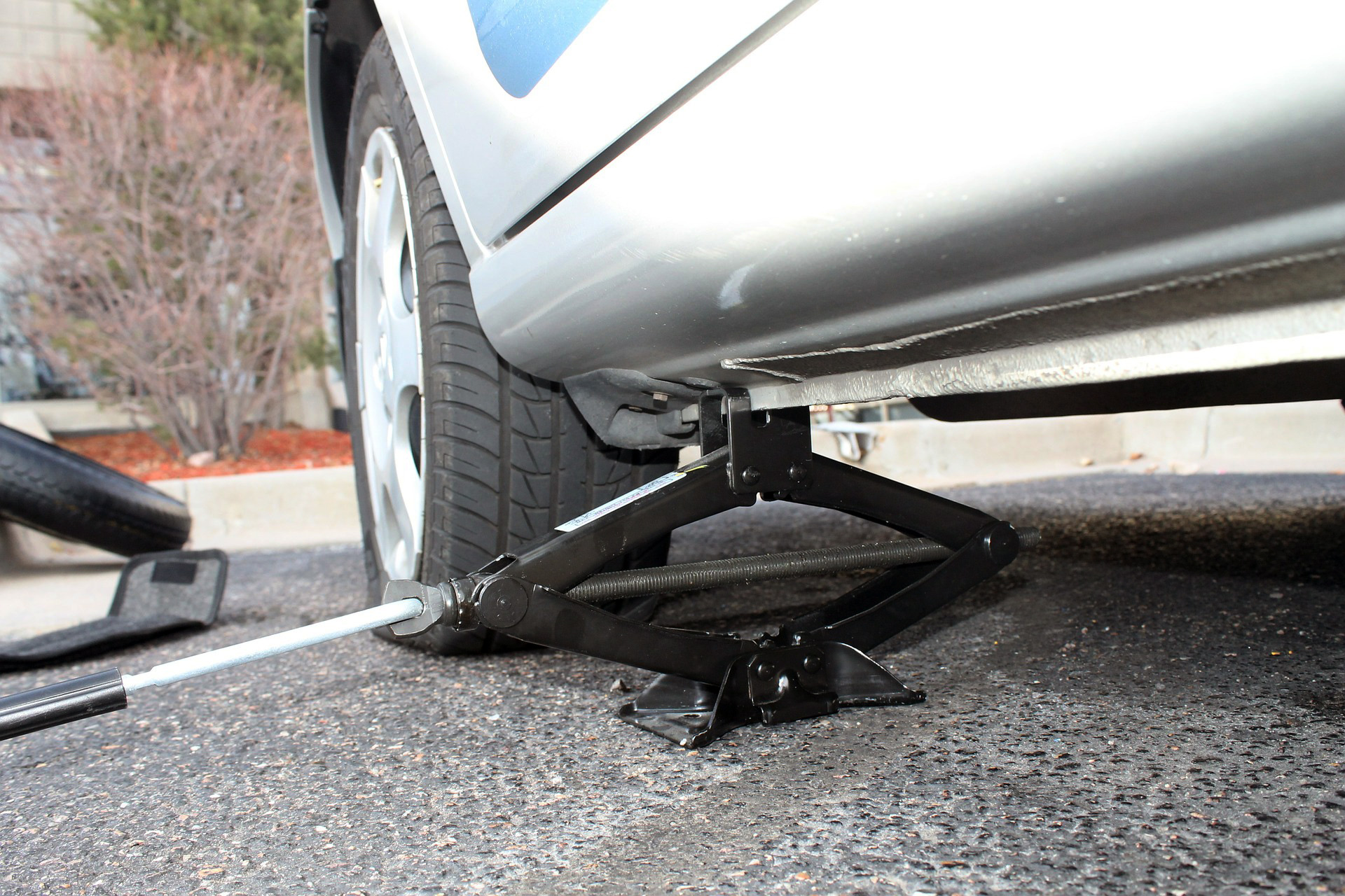 5-steps-to-fix-a-flat-tire-at-home-mach-1-services