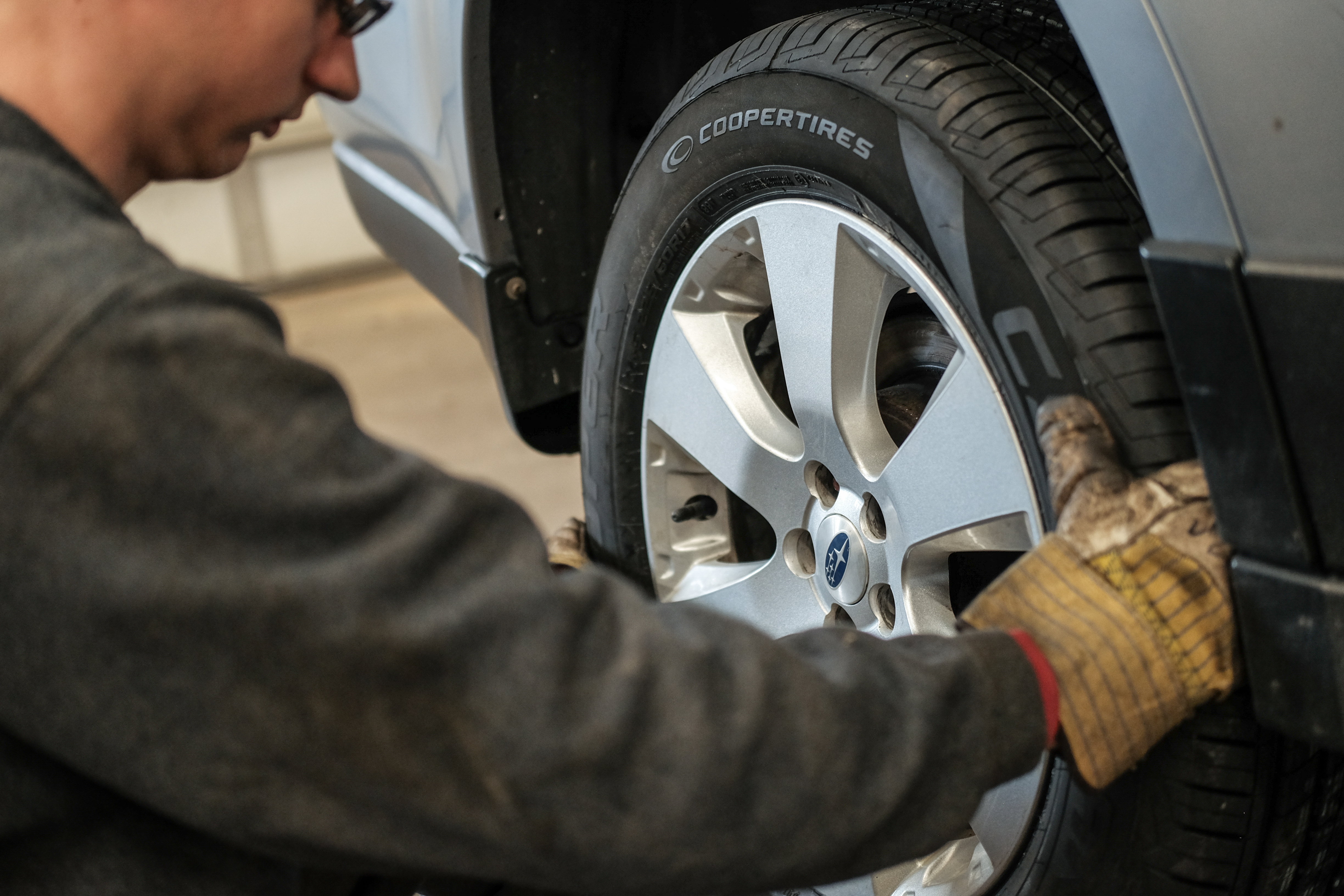 Tire technician at Wonderland Tire replacing a Cooper car tire in Byron Center, MI.