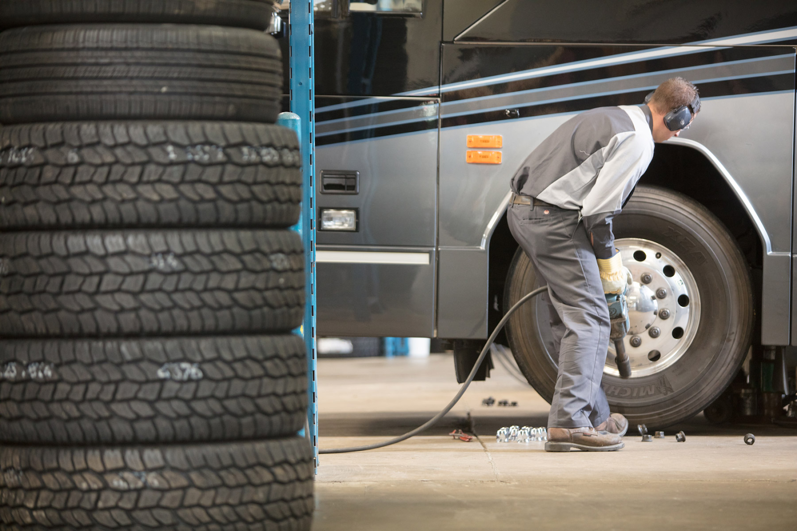 Wonderland Tire technician is replacing an RV tire at the Byron Center location.